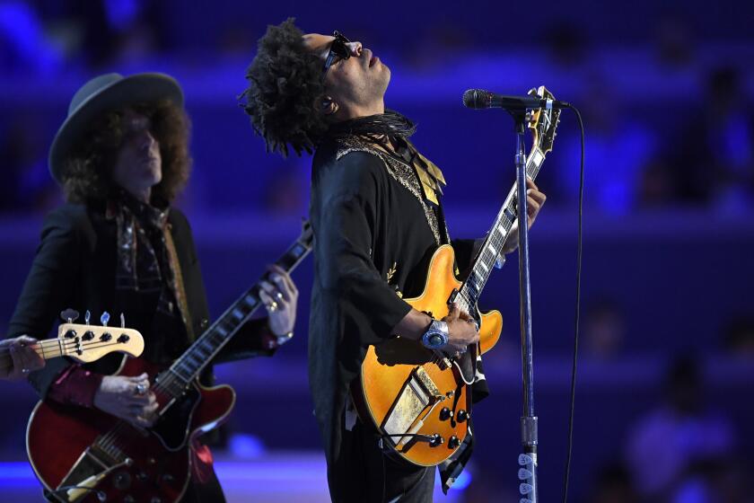 El cantante Lenny Kravitz actúa en la Convención Nacional Demócrata en Filadelfia el 27 de julio de 2016.