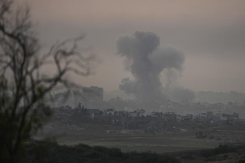 Una nube de humo se levanta en la Franja de Gaza luego de ser bombardeada por Israel el lunes 4 de diciembre de 2023. (AP Foto/Ohad Zwigenberg)