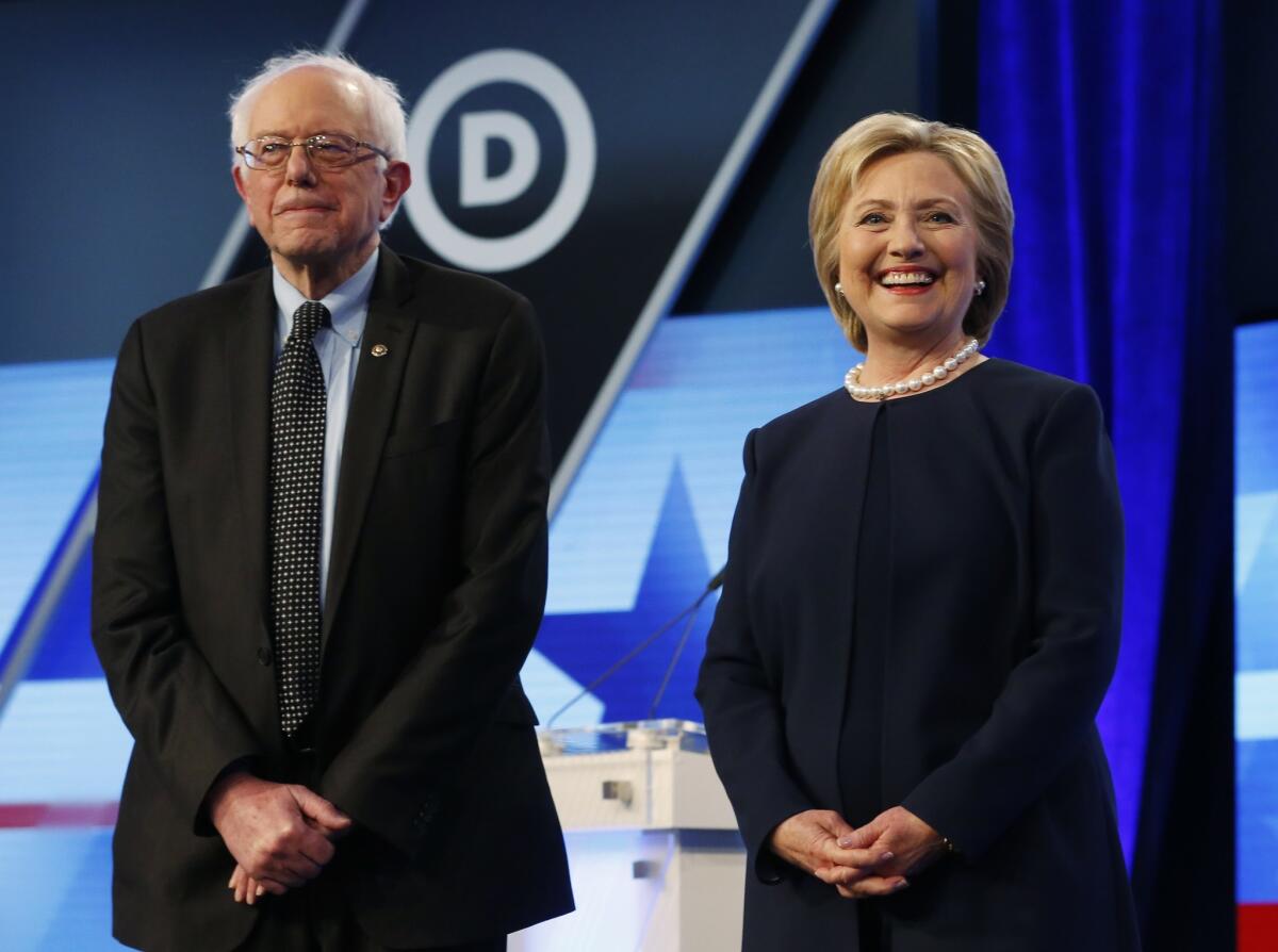 Los precandidatos demócratas Hillary Clinton y el senador Bernie Sanders, independiente por Vermont. (Foto AP/Wilfredo Lee)