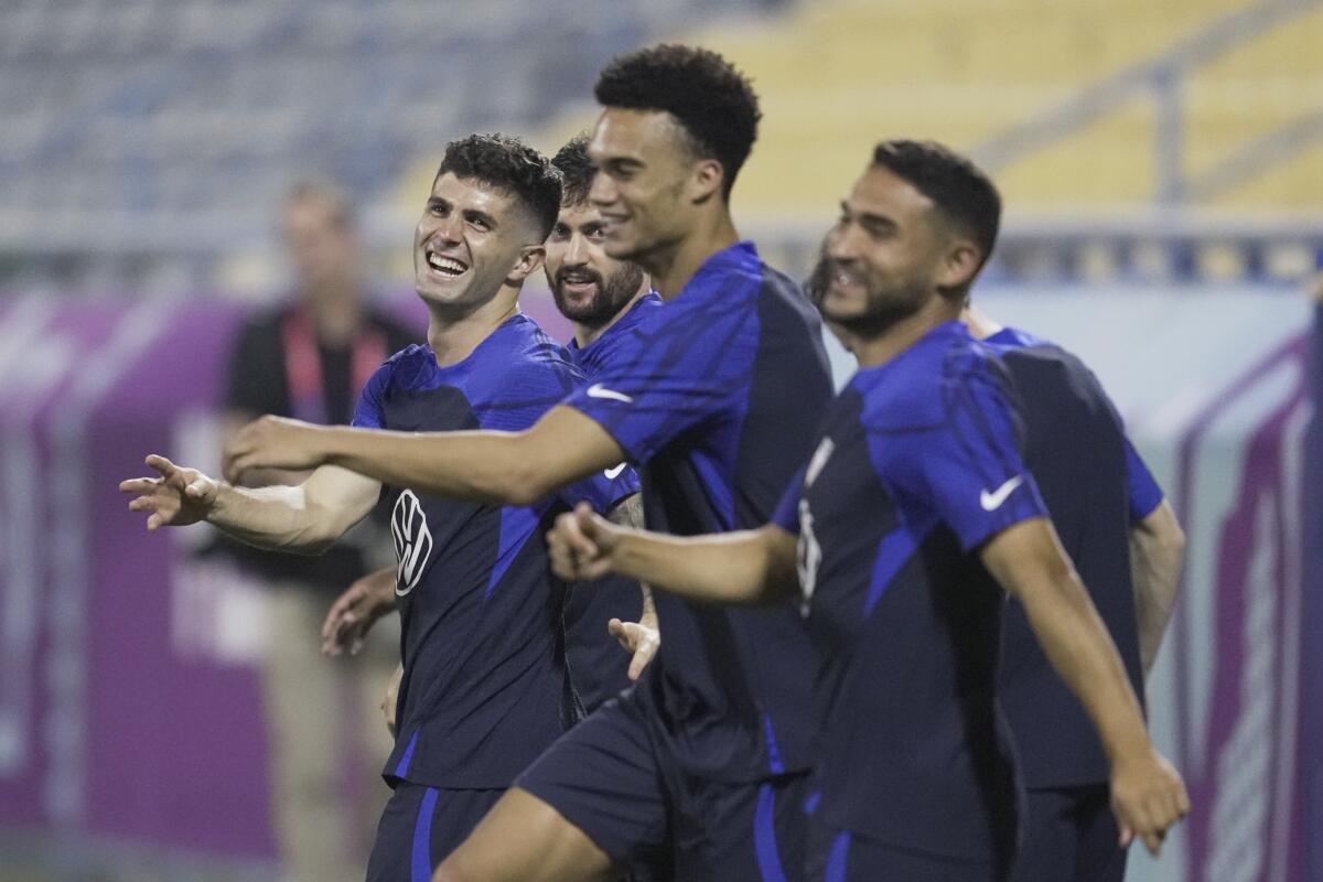 El delantero estadounidense Christian Pulisic (izquierda) durante un entrenamiento en el estadio Al-Gharafa SC en Doha, Qatar