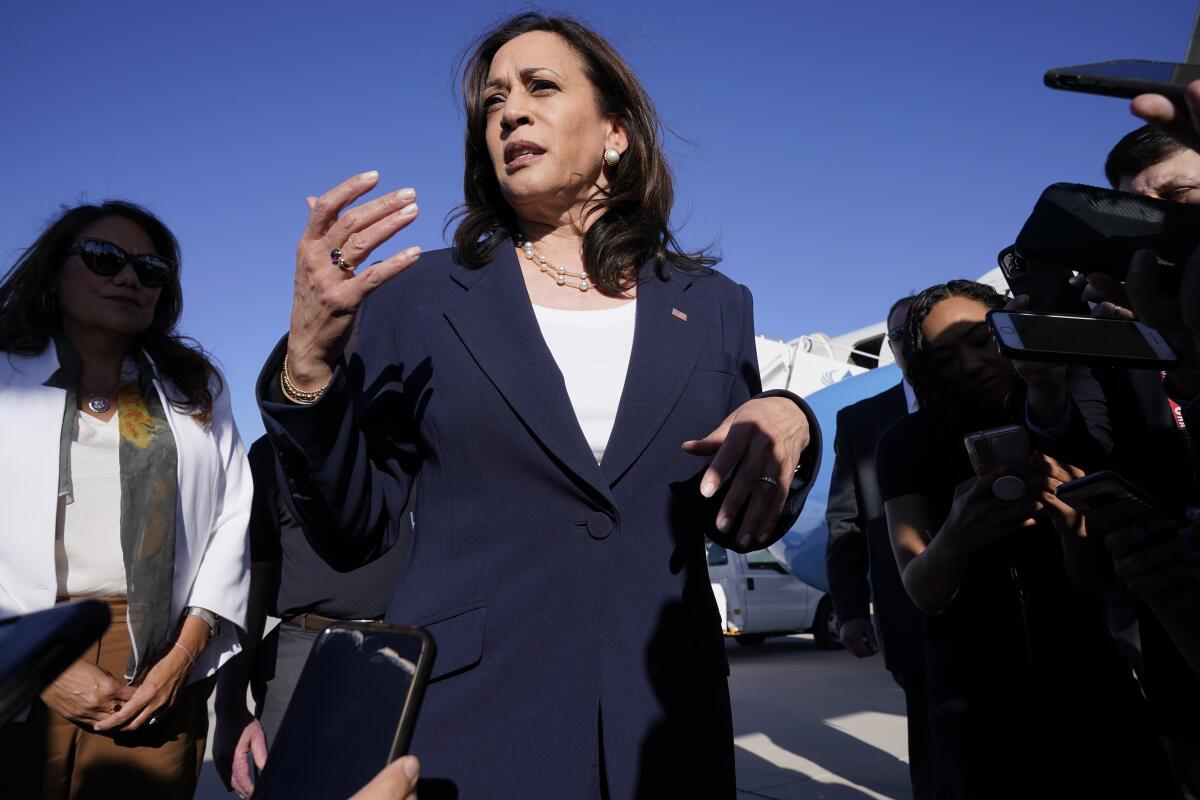 La vicepresidenta Kamala Harris habla con reporteros tras llegar a El Paso, Texas.