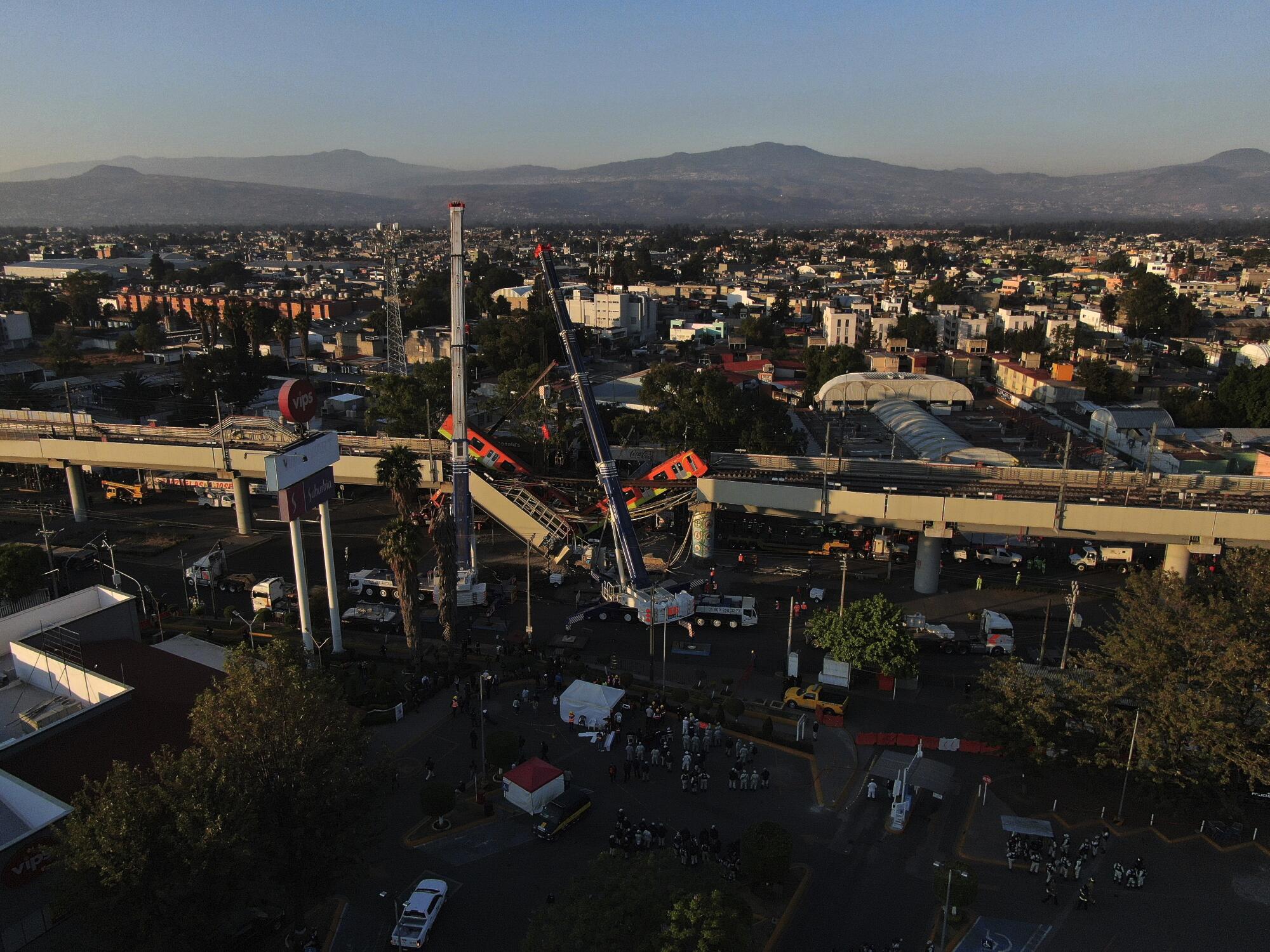 Una vista aérea de los vagones del metro desde un tramo elevado de la línea de metro colapsado en Ciudad de México el martes.