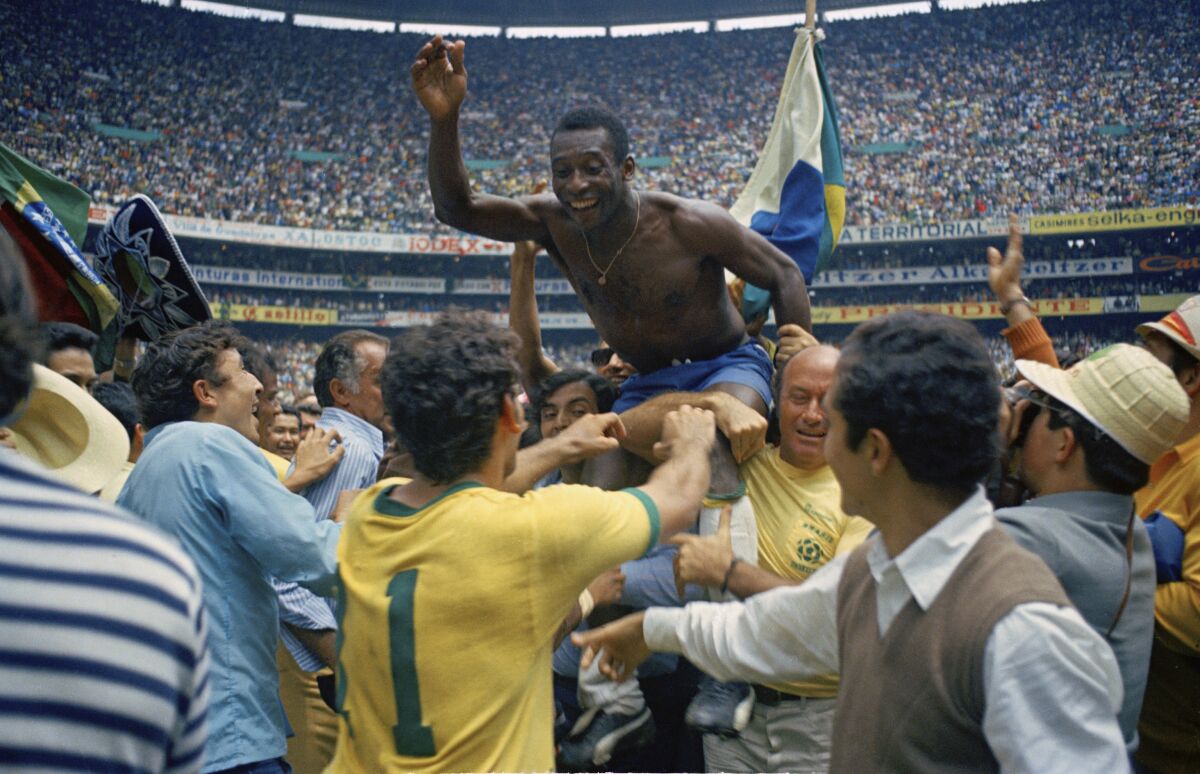 ARCHIVO - Pelé festeja la coronación de Brasil en el Mundial de 1970 en el Estadio Azteca de Ciudad de México