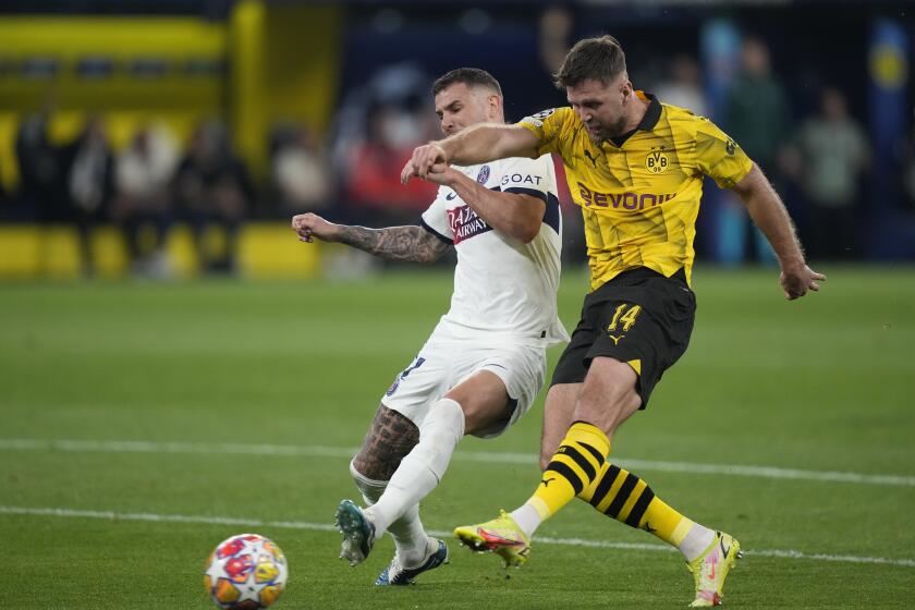 Niclas Fuellkrug (derecha) del Borussia Dortmund pugna el balón con Lucas Hernández del Paris Saint-Germain en las semifinales de la Liga de Campeones, el miércoles 1 de mayo de 2024. (AP Foto/Matthias Schrader)