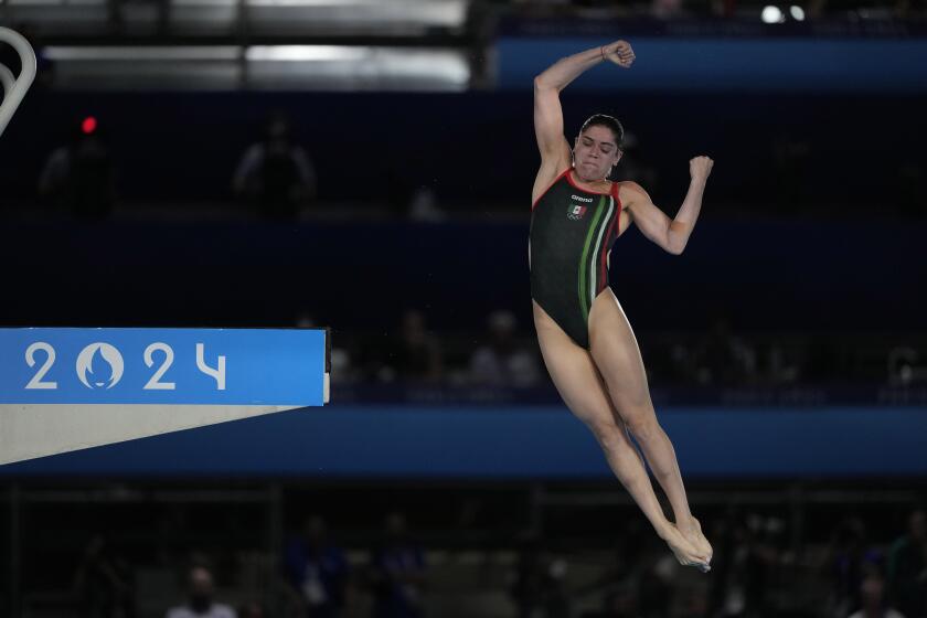 La mexicana Alejandra Orozco compite en la prueba individual de plataforma de 10 metros en los Juegos Olímpicos de París el 5 de agosto del 2024, en Saint-Denis, Francia. (AP Foto/Lee Jin-man)