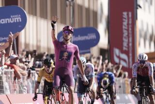 El italiano Jonathan Milan celebra tras ganar la 13ma etapa del Giro de Italia entre Riccione y Cento el viernes 17 de mayo del 2024. (Massimo Paolone/LaPresse via AP)