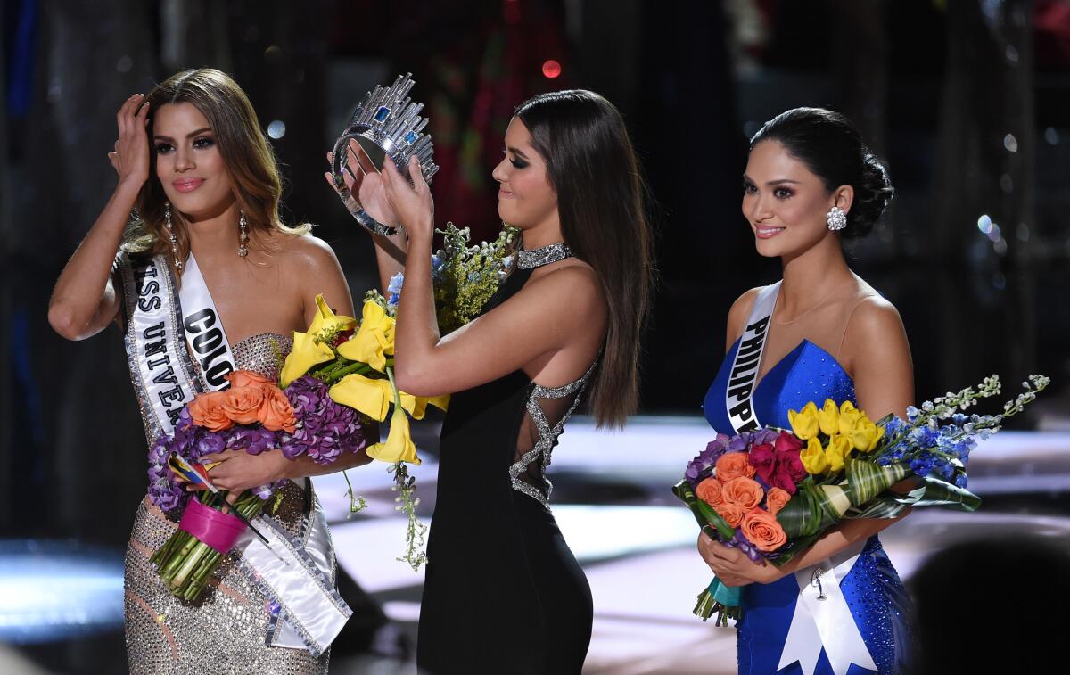 LAS VEGAS, NV - DECEMBER 20: Miss Universe 2014 Paulina Vega le quita la corona a Miss Colombia 2015, Ariadna Gutierrez y se la pone a Miss Philippines 2015, Pia Alonzo.