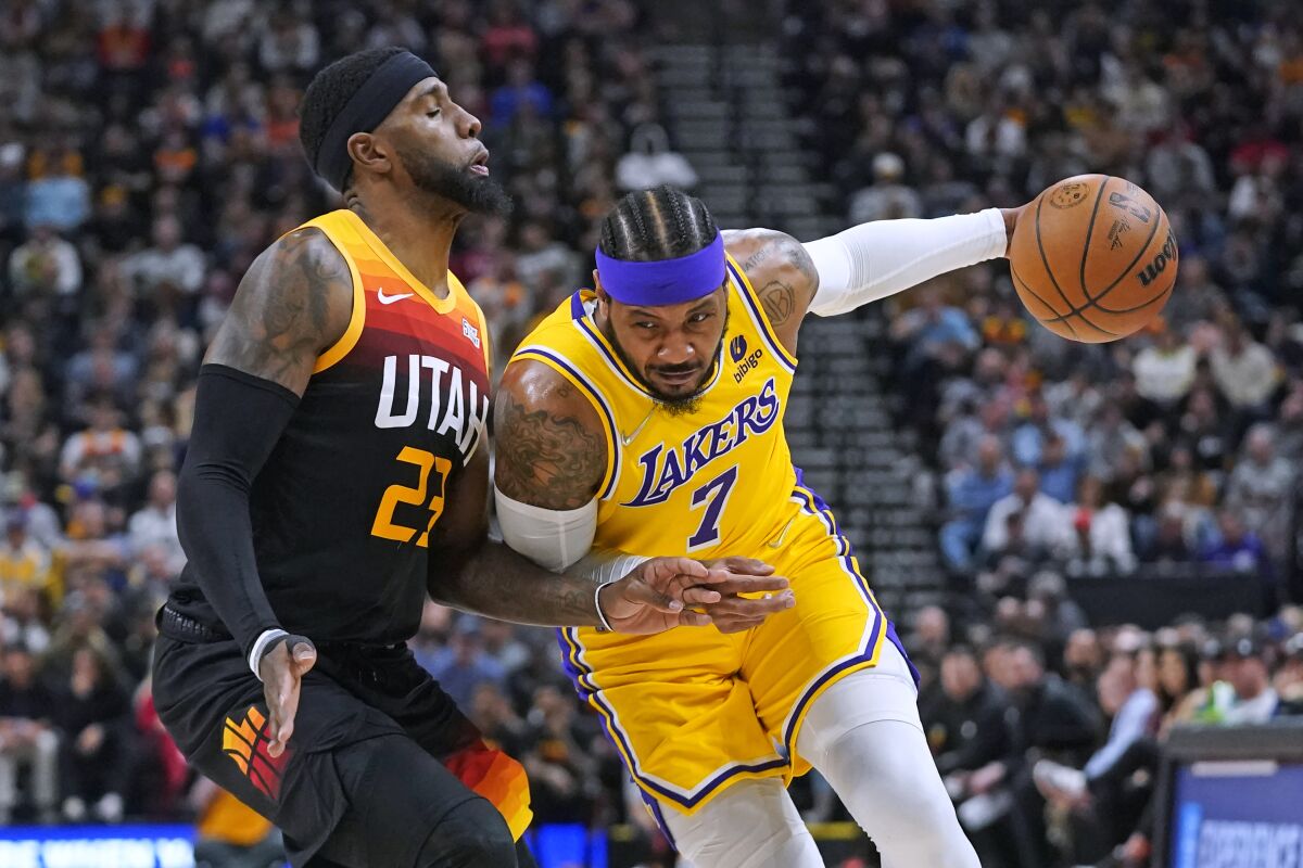 Lakers forward Carmelo Anthony drives to the basket