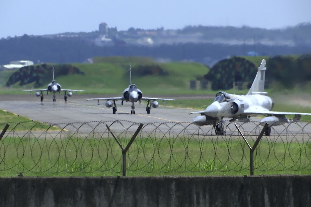 Cazas Mirage de la Fuerza Aérea de Taiwán se desplazan sobre una pista de una base, el viernes 5 de agosto de 2022, en Hsinchu, Taiwán. (AP Foto/Johnson Lai)