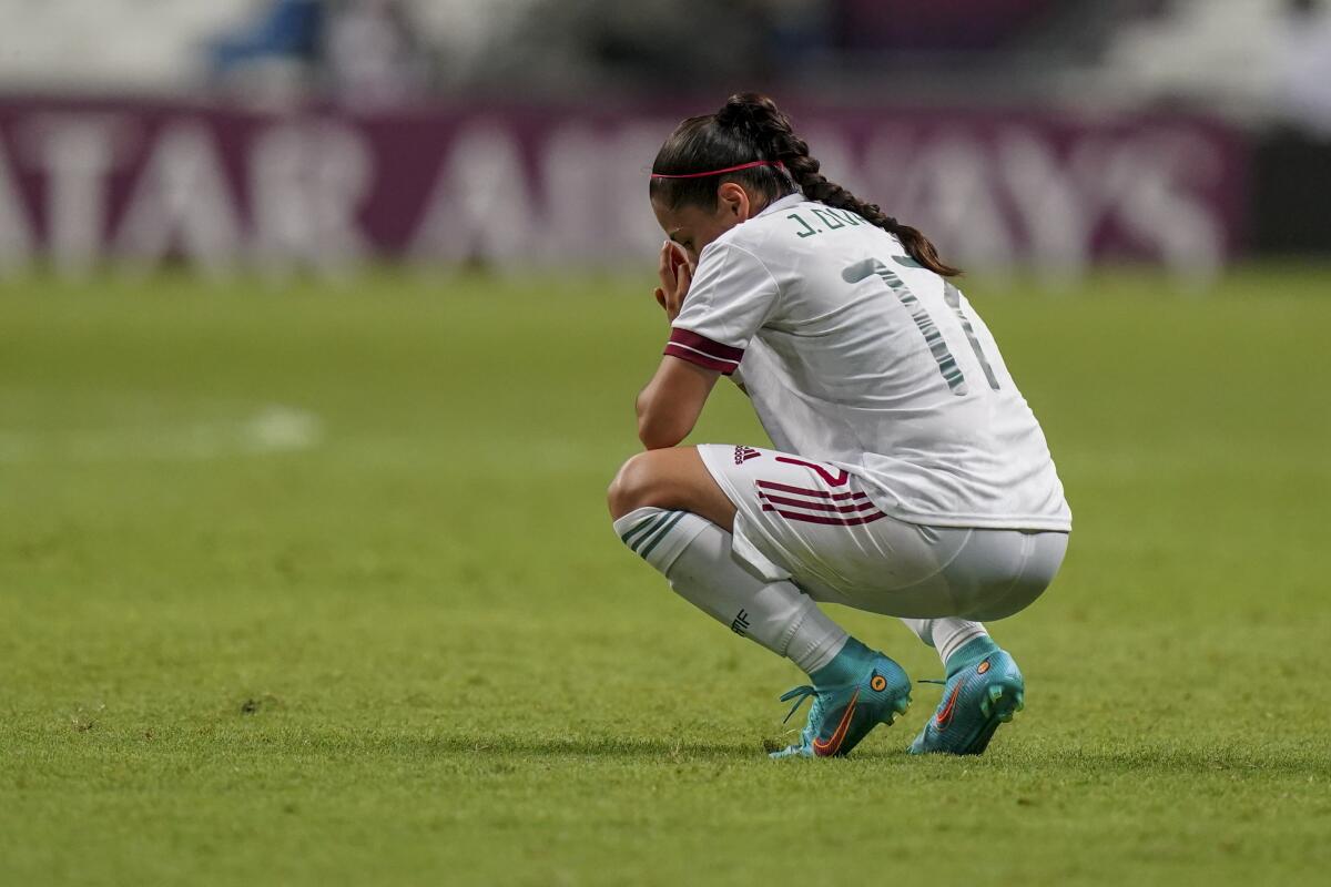 Jacqueline Ovalle, de la selección de México, lamente la derrota ante Haití por 3-0