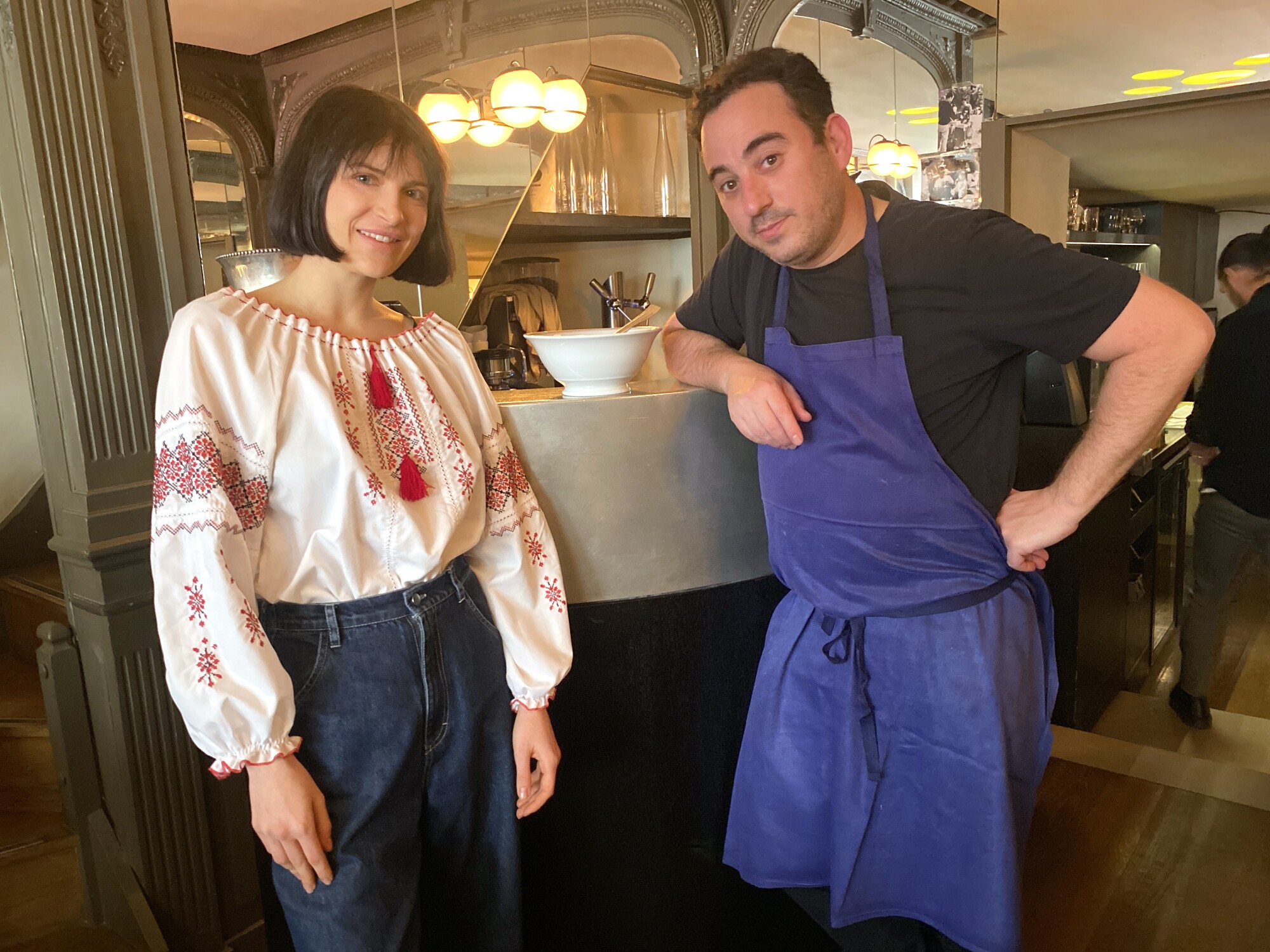 Alina Prokopenko con el chef Daniel Rose, el dueño del restaurante.