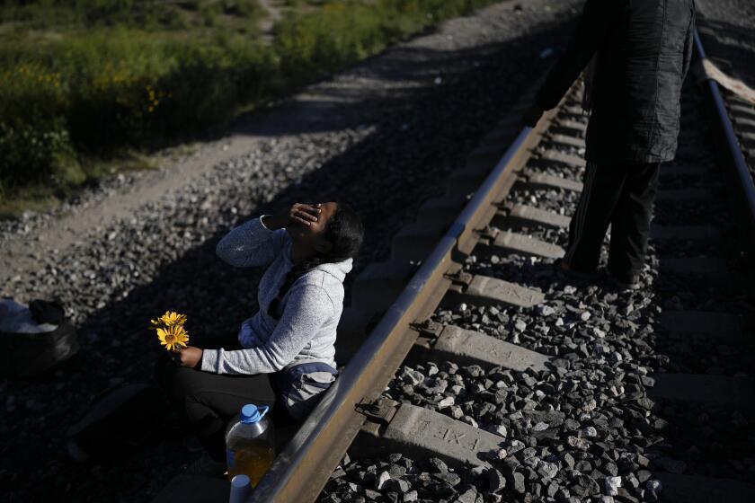 Una mujer migrante sentada al lado de las vías del tren con la esperanza de subirse a un tren de mercancías con ruta al norte en Huehuetoca, México, el miércoles 20 de septiembre de 2023. (AP Foto/Eduardo Verdugo)