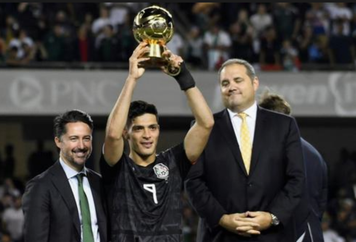 Raúl Jiménez de México levanta el trofeo tras la final de la Copa Oro 2019, entre México y Estados Unidos, en el Soldier Field de Chicago (EE.UU.). EFE/ David Banks/Archivo