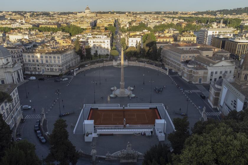 Vista aérea de una pista de tenis en la Plaza del Popolo, el lunes 6 de mayo de 2024, en Roma. La ciudad alberga el Abierto de Roma en el Foro Itálico. (AP Foto/Alessandra Tarantino)