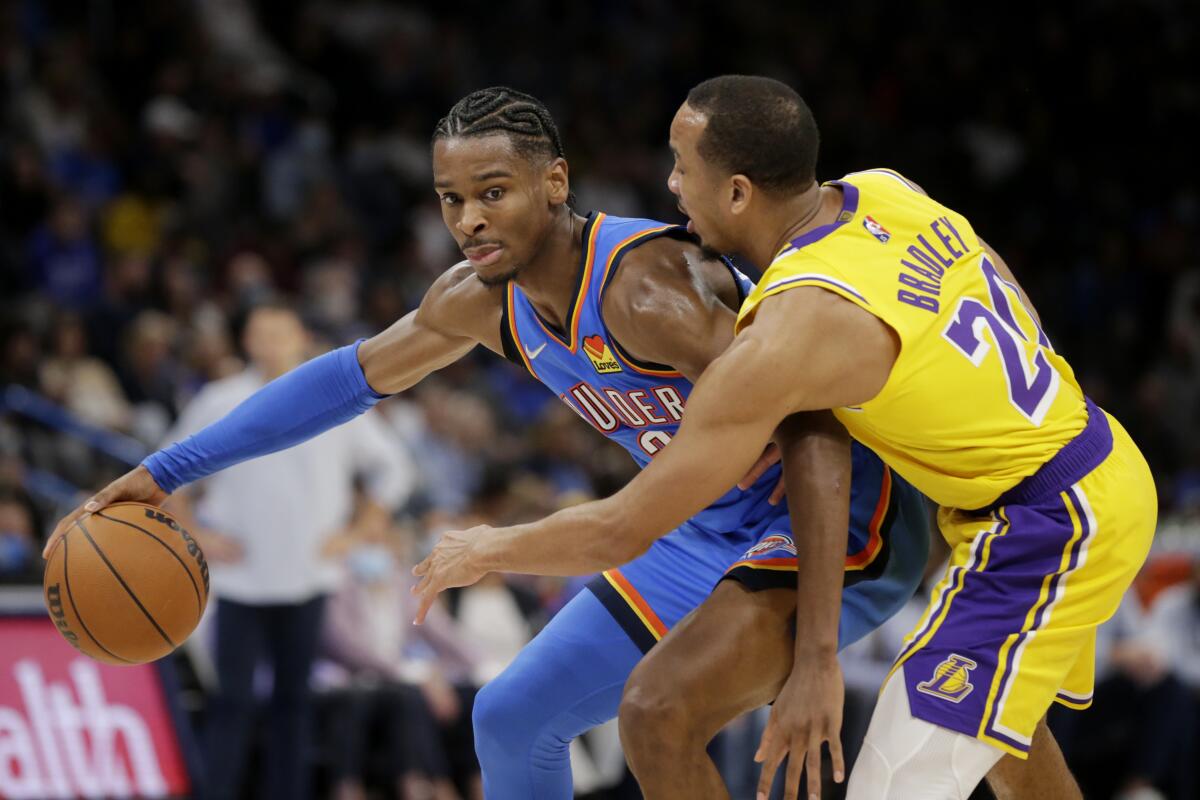 El escolta del Thunder de Oklahoma City Shai Gilgeous-Alexander (2) es defendido por el escolta de los Lakers.