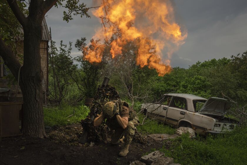 Un soldado ucraniano dispara un mortero contra posiciones rusas en la línea del frente cerca de Bajmut, región de Donetsk, Ucrania, el domingo 28 de mayo de 2023. (Foto AP/Efrem Lukatsky)