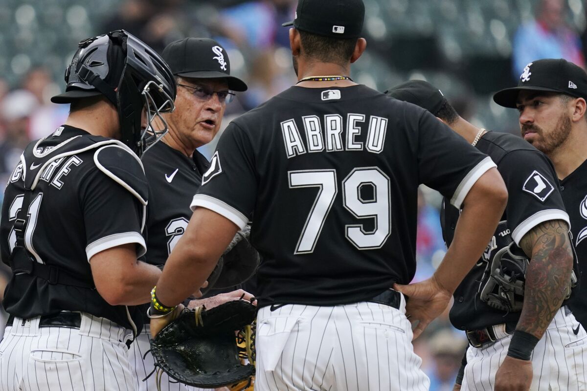 Chicago White Sox manager Tony La Russa, second from left, talks to his players during the 10th inning of a baseball game against the Texas Rangers in Chicago, Saturday, June 11, 2022. (AP Photo/Nam Y. Huh)