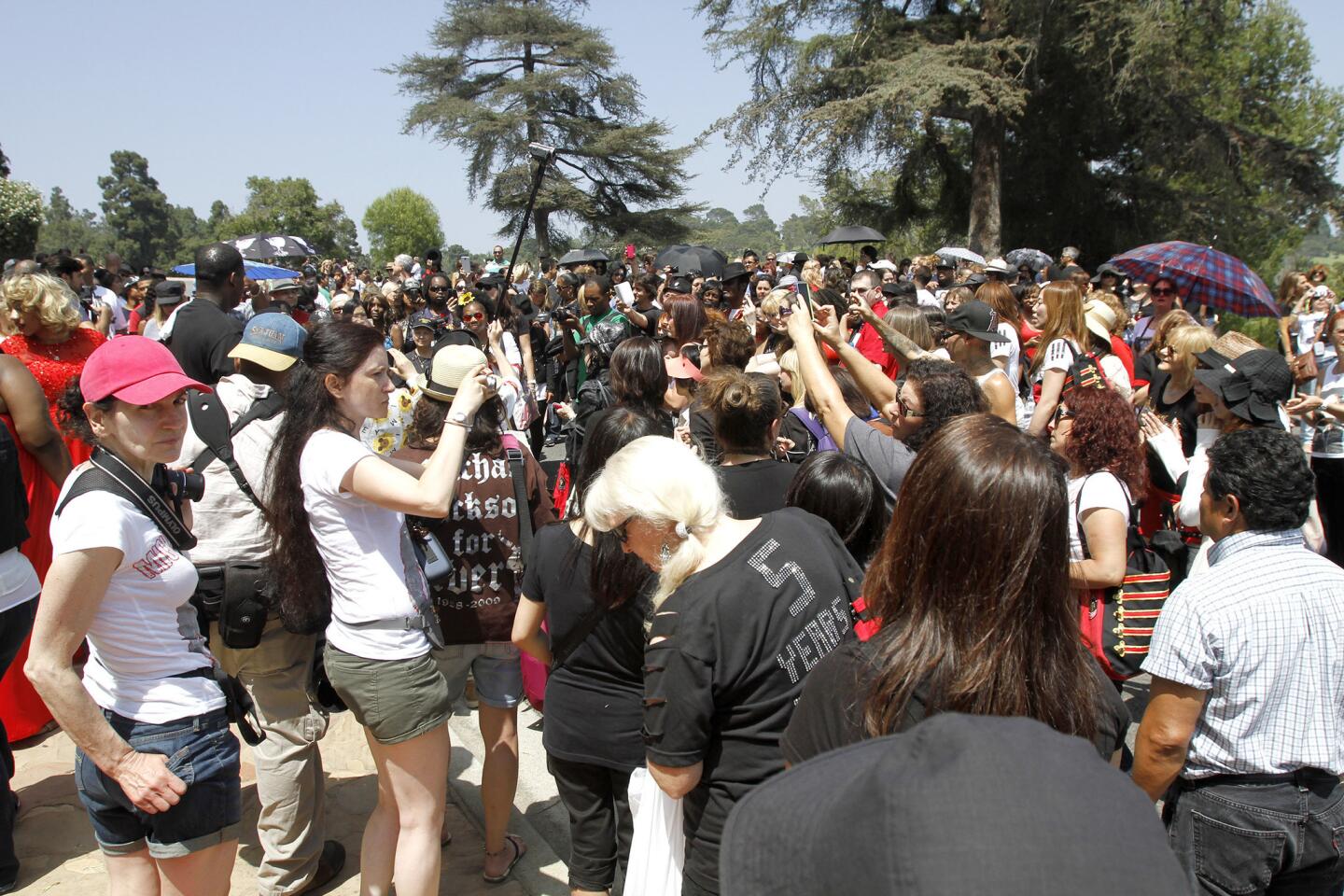 Photo Gallery: Michael Jackson fans arrive at Forest Lawn Glendale on 5th Anniversary of his death
