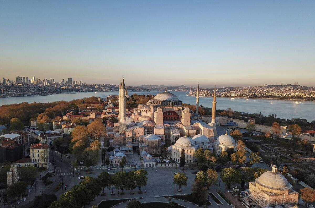 ARCHIVO - En esta foto se ve una vista aérea de Hagia Sophia, una de las mayores atracciones turísticas de Estambul.