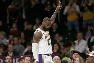 El alero de los Lakers de Los Ánngeles LeBron James recibe el reconocimiento de la fanaticada mientras se dirige al banquillo en los instantes finales del último período del juego de baloncesto ante los Nets de Brooklyn, el domingo 31 de marzo de 2024, en Nueva York. (AP Foto/John Munson)