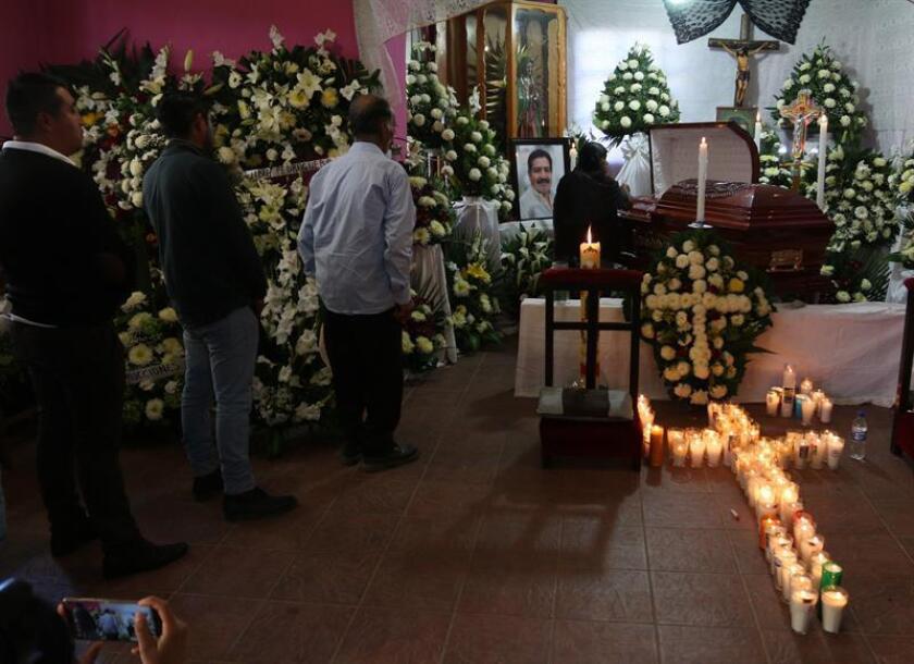 Vista del funeral del alcalde Alejandro Aparicio, asesinado ayer minutos después de tomar posesión de su cargo, en Tlaxiaco (México). EFE/STR