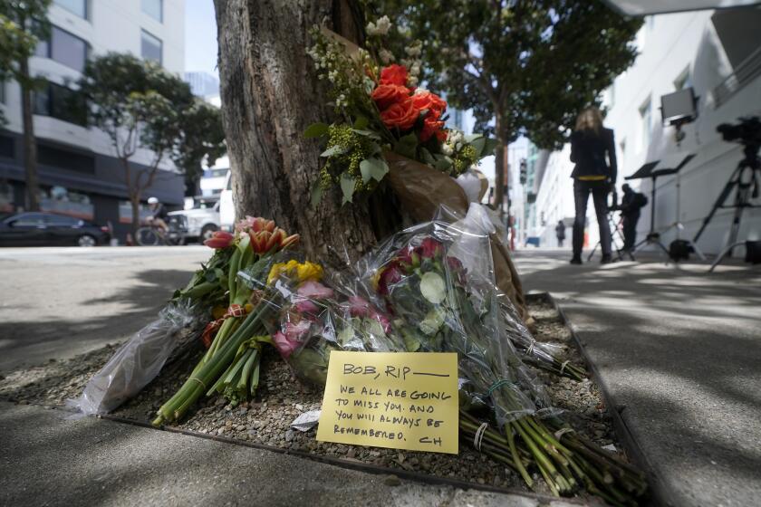 Flores cerca del lugar en San Francisco donde fue asesinado el fundador de Cash App, Bob Lee, el 6 de abril de 2023. (Foto AP /Jeff Chiu)
