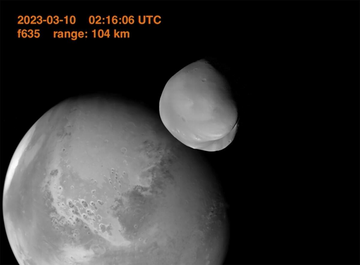 Esta imagen difundida por la Agencia Espacial de Emiratos Árabes Unidos muestra al planeta Marte y su luna, Deimos