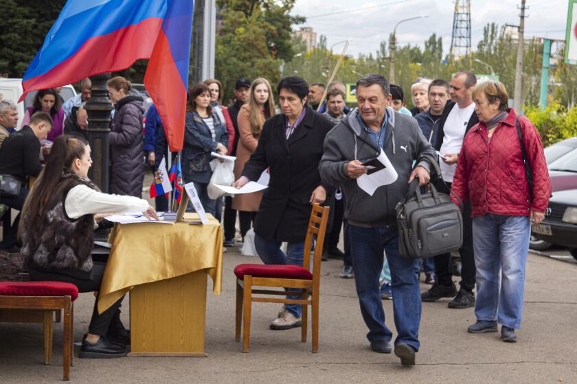ARCHIVO - Gente en fila para votar en un referendo en Luhansk, en la República Popular de Luhansk controlada por separatistas con apoyo ruso en el este de Ucrania, el 24 de septiembre de 2022. (AP Foto/Archivo)