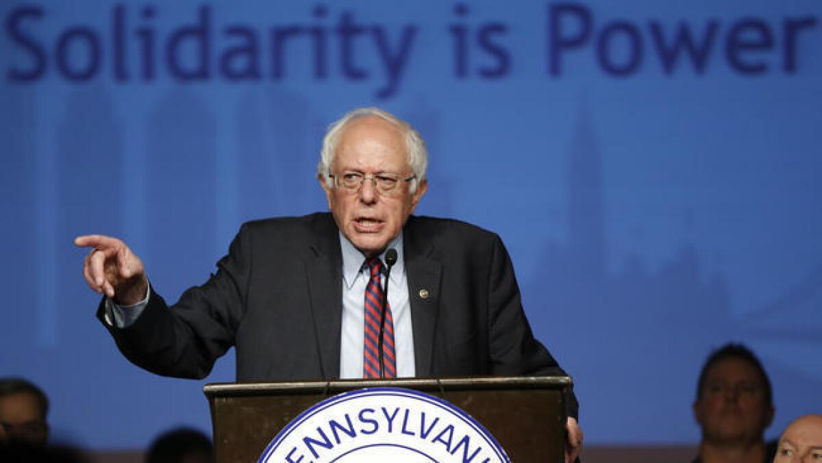 El precandidato demócrata a la presidencia, Bernie Sanders, habla durante un mitin de campaña en la Convención de la ALO-CIO en Pennsylvania , el 7 de abril. ()