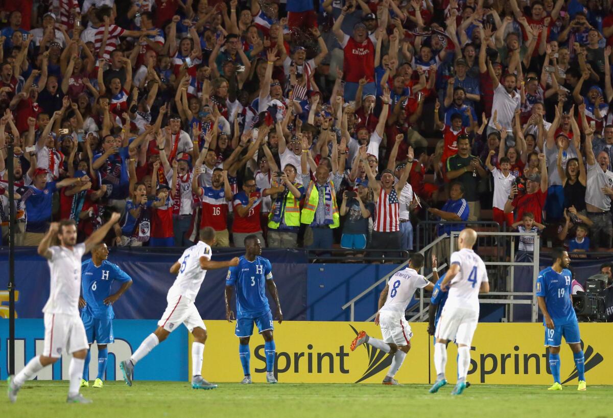 Clint Dempsey (8)celebra luego de anotar el primer gol de Estados Unidos sobre Honduras.