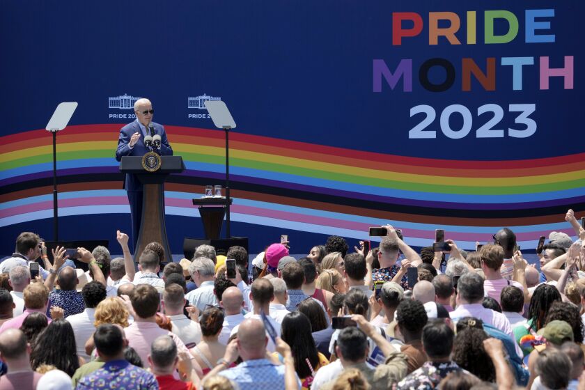 El presidente Joe Biden habla durante una celebración del mes del orgullo en el jardín sur de la Casa Blanca, el sábado 10 de junio de 2023 en Washington. (AP Foto/Manuel Balce Ceneta)