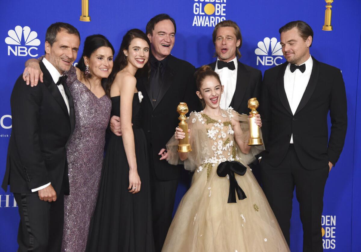 El elenco y equipo de "Once Upon a Time ... in Hollywood" posa en la sala de prensa tras ganar los Globos de Oro a la mejor película de comedia o musical y mejor guion, el domingo 5 de enero del 2020 en Beverly Hills, California. (AP Foto/Chris Pizzello)