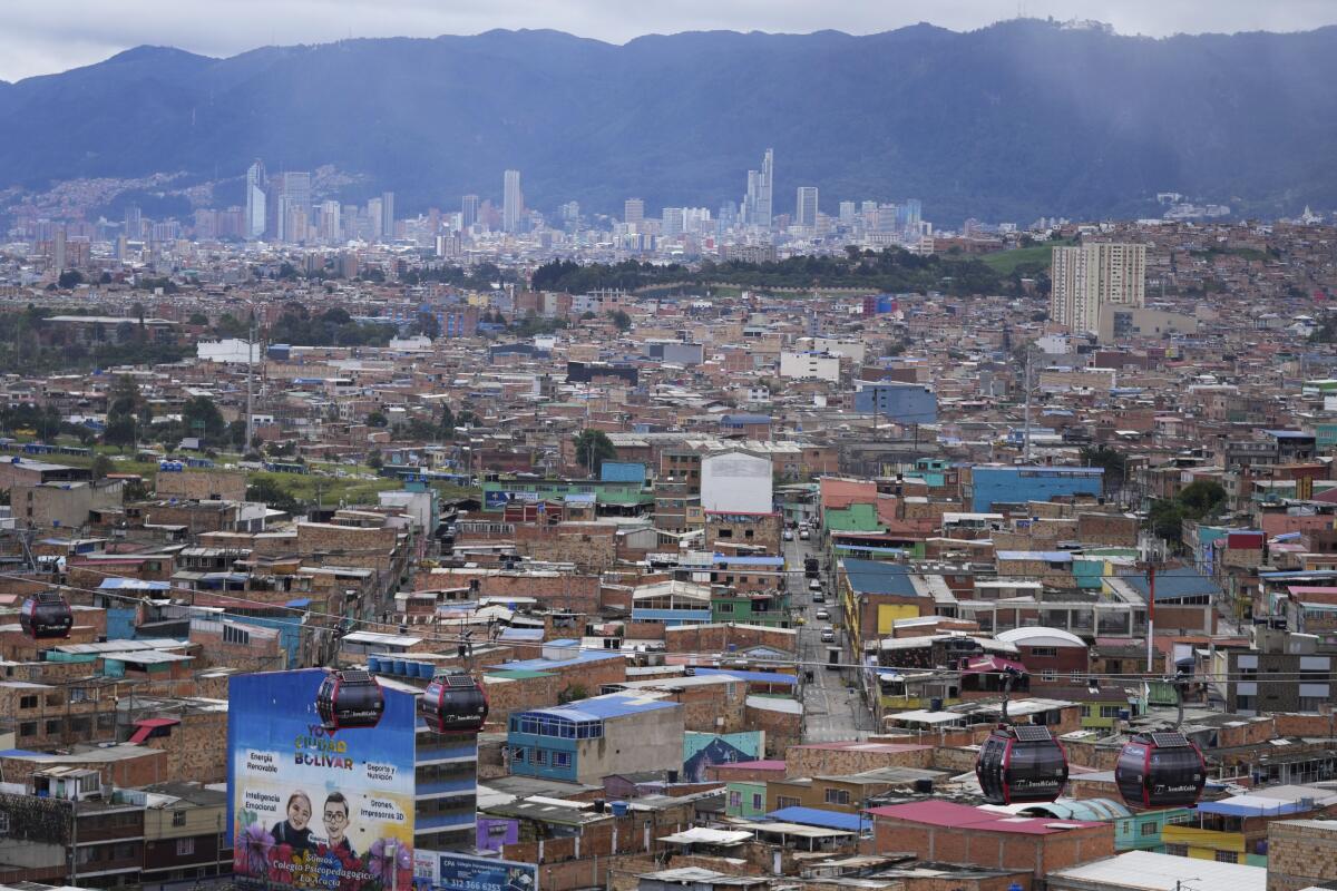 Los teleféricos utilizados como transporte público al barrio de Ciudad Bolívar 