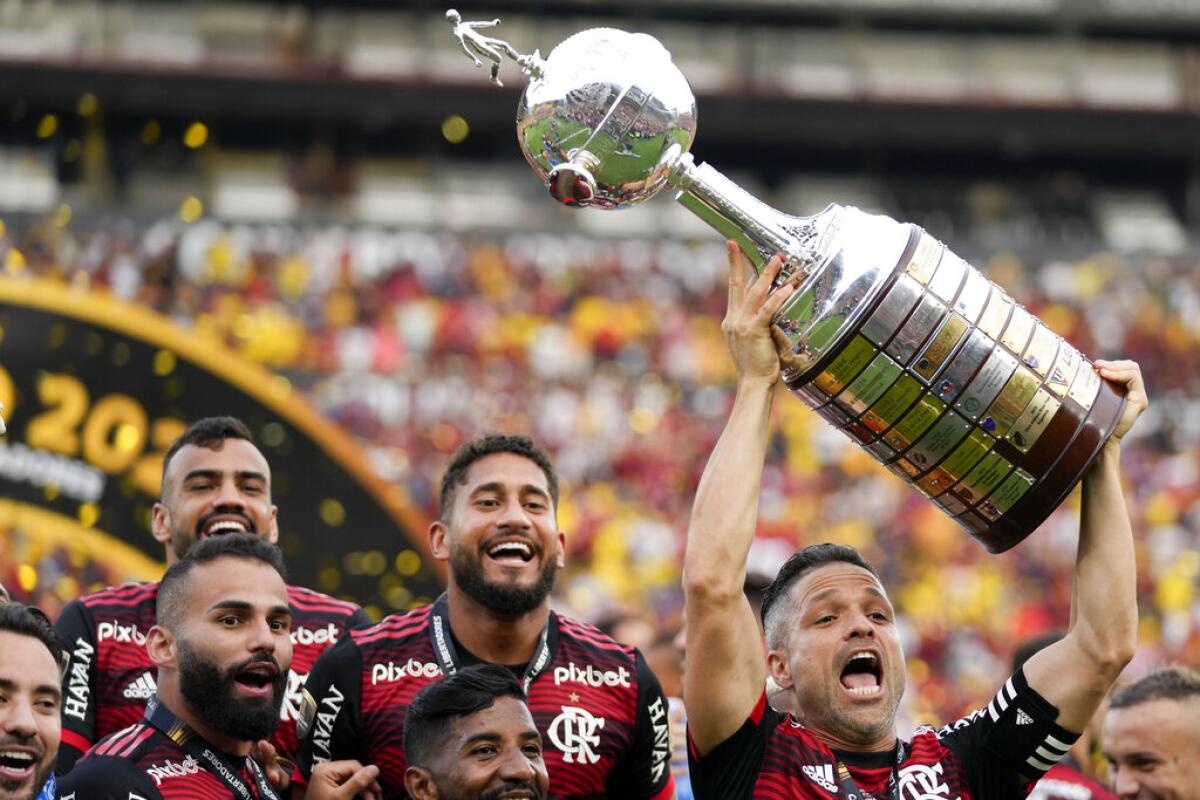 Diego, de Flamengo de Brasil, eleva la Copa Libertadores