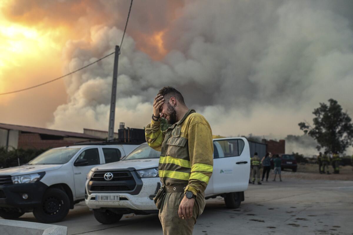 Un bombero llora cerca de un incendio en la zona de Losacio, en el noroeste de España,