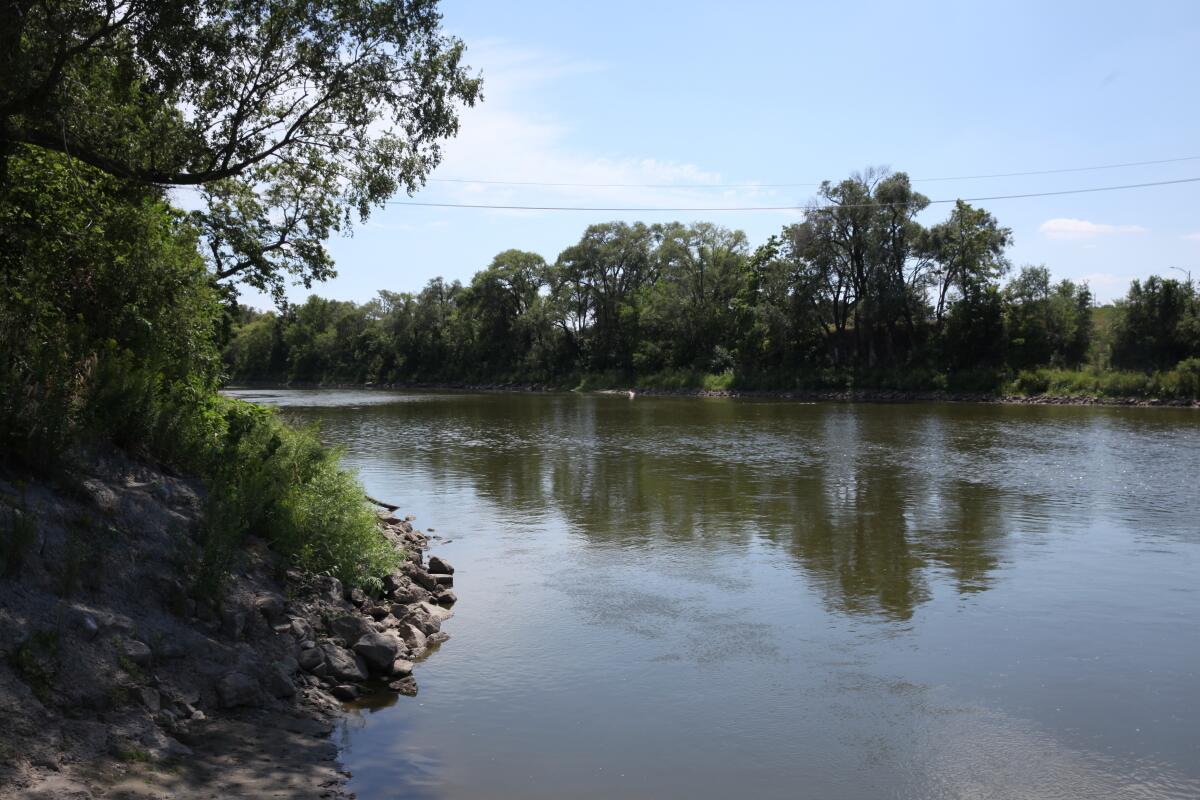En esta imagen del jueves 18 de agosto de 2022 se ve el río Elkhorn, al oeste de Omaha, Nebraska.