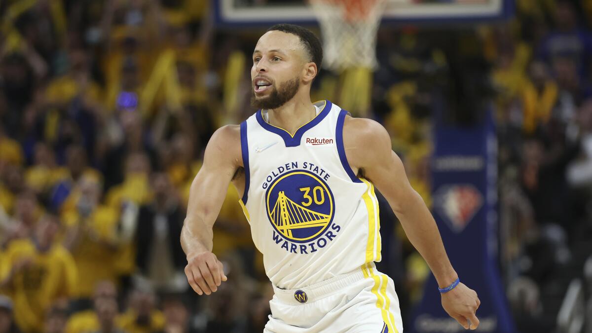 Golden State Warriors guard Stephen Curry plays against the Dallas Mavericks.