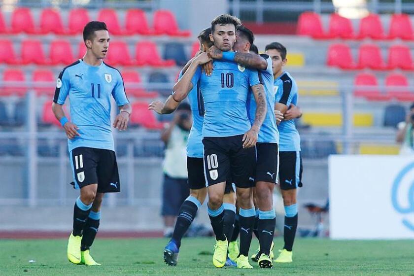 Nicolás Schiappacasse de Uruguay celebra un gol este sábado, durante un partido del campeonato Sudamericano Sub20, en el estadio Fiscal de Talca (Chile). EFE