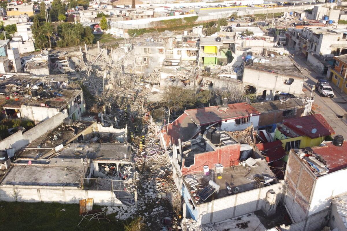 Casas destruidas se ven después de una serie de explosiones en un vecindario en Puebla, México