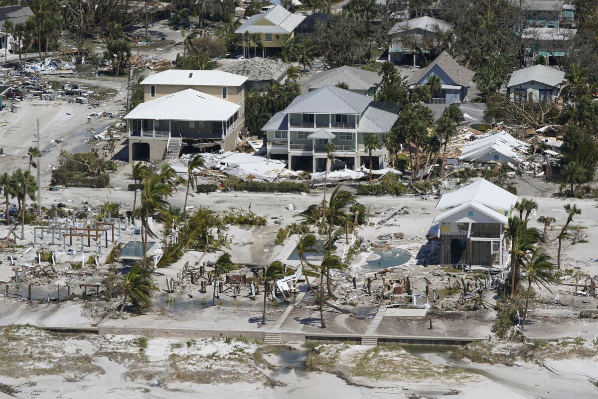 Casas dañadas y destruidas tras el paso del huracán Ian, el 29 de septiembre de 2022, en Fort Myers Beach, Florida. (AP Foto/Wilfredo Lee, Archivo)