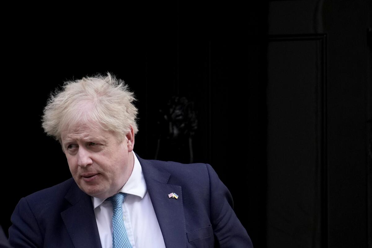 ARCHIVO - El primer ministro británico Boris Johnson sale de 10 Downing Street para ir al Parlamento, 