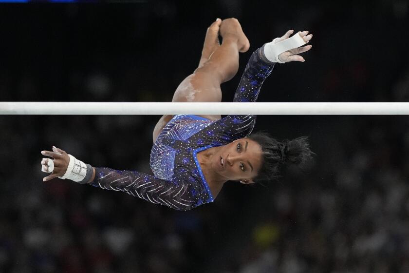 Simone Biles compite en las barras asimétricas de los Juegos Olímpicos de París, el jueves 1 de agosto de 2024. (AP Foto/Natacha Pisarenko)