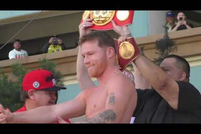 VIDEO: Canelo luce relajado y Bivol recibe abucheos durante pesaje en Las Vegas