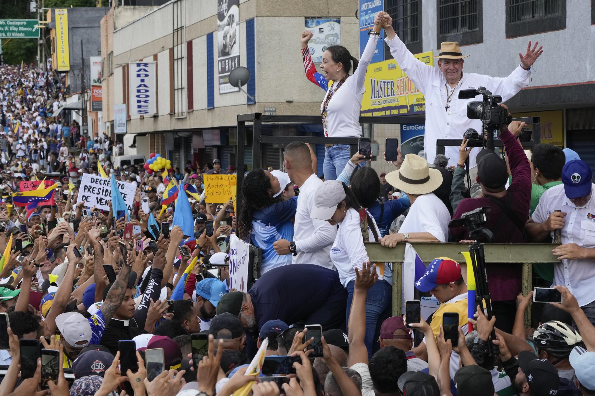 El candidato presidencial venezolano Edmundo González, derecha, y la líder opositora 