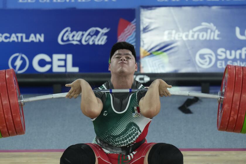 Jonathan Ramos, de México, compite en el levantamiento de pesas, división de los 96 kilogramos, en los Juegos Centroamericanos y del Caribe de San Salvador, el lunes 26 de junio de 2023 (AP Foto/Arnulfo Franco)