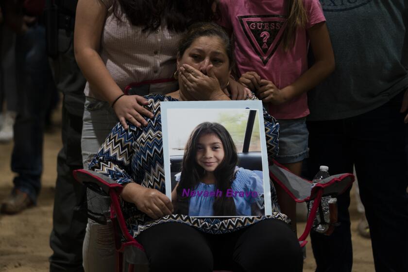 Esmeralda Bravo, de 63 años, llora mientras sostiene una fotografía de su nieta, Nevaeh, una de las víctimas de la masacre en la Escuela Primaria Robb, durante una vigilia de oración, el miércoles 25 de mayo de 2022, en Uvalde, Texas. (AP Foto/Jae C. Hong)