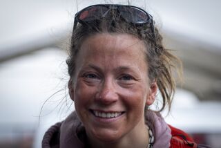 La montañista noruega Kristin Harila, de 37 años, arriba luego de llegar a la cumbre del Annapurna, a Katmandú, Nepal, martes 6 de junio de 2023. La noruega, que aspira a ser la escaladora más veloz de las 14 montañas más altas del mundo, anunció que busca lograr su objetivo en la mitad del tiempo que había previsto inicialmente. (AP Foto/Niranjan Shrestha)