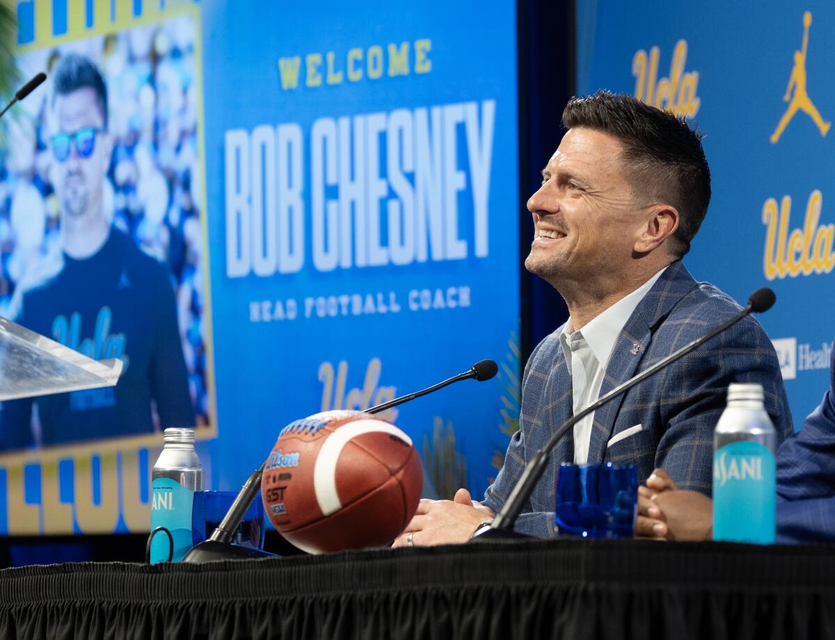 Bob Chesney, Salı günü UCLA'nın yeni baş futbol koçu olarak tanıtıldı.