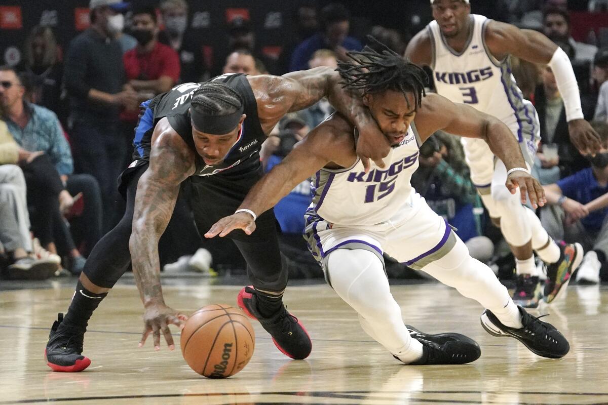 Eric Bledsoe (izquierda), de los Clippers de Los Ángeles, y Davion Mitchell,  