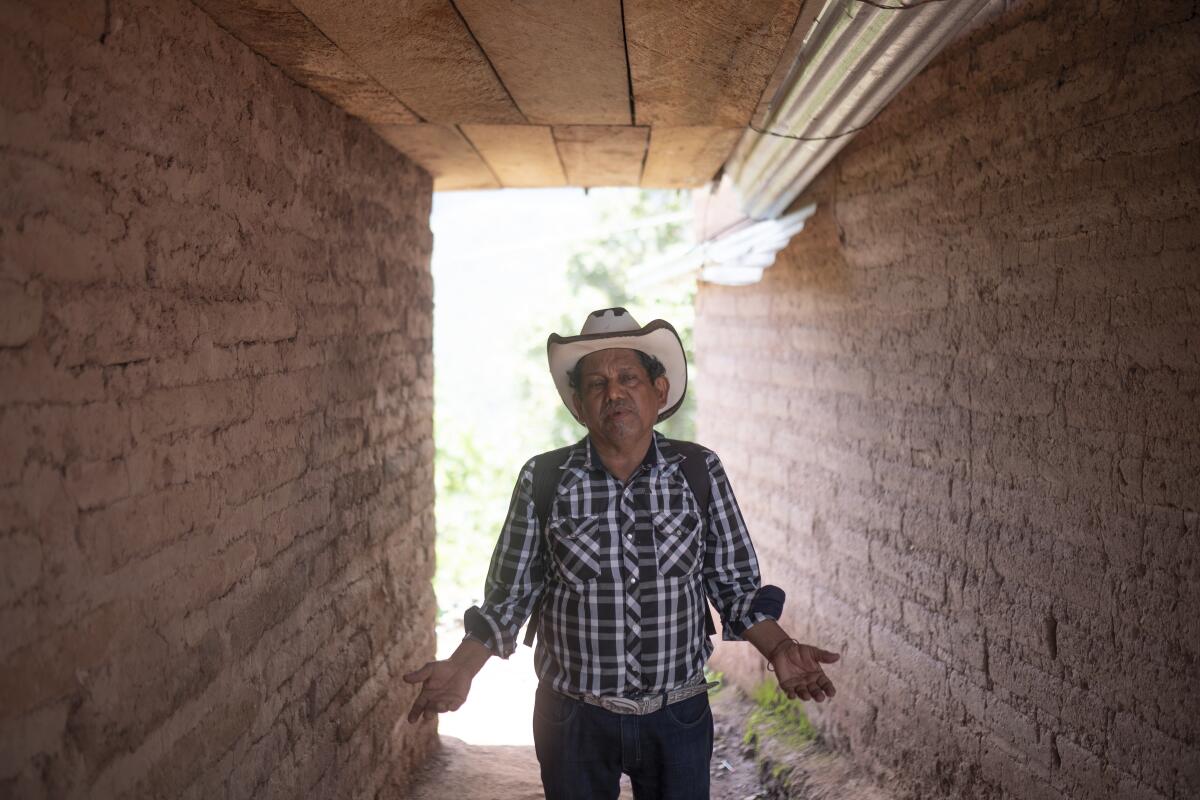 Roberto Hernández, de 70 años, comparte la historia de su huída de la ciudad 